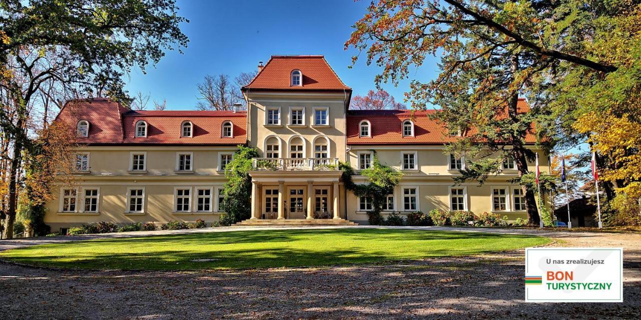 Dwor Sierakow Hotel Buitenkant foto
