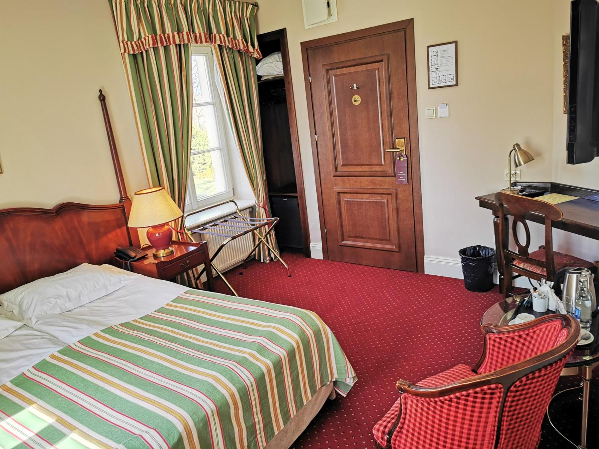 Dwor Sierakow Hotel Buitenkant foto