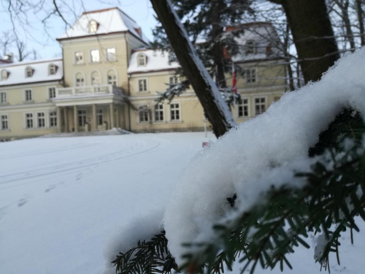 Dwor Sierakow Hotel Buitenkant foto