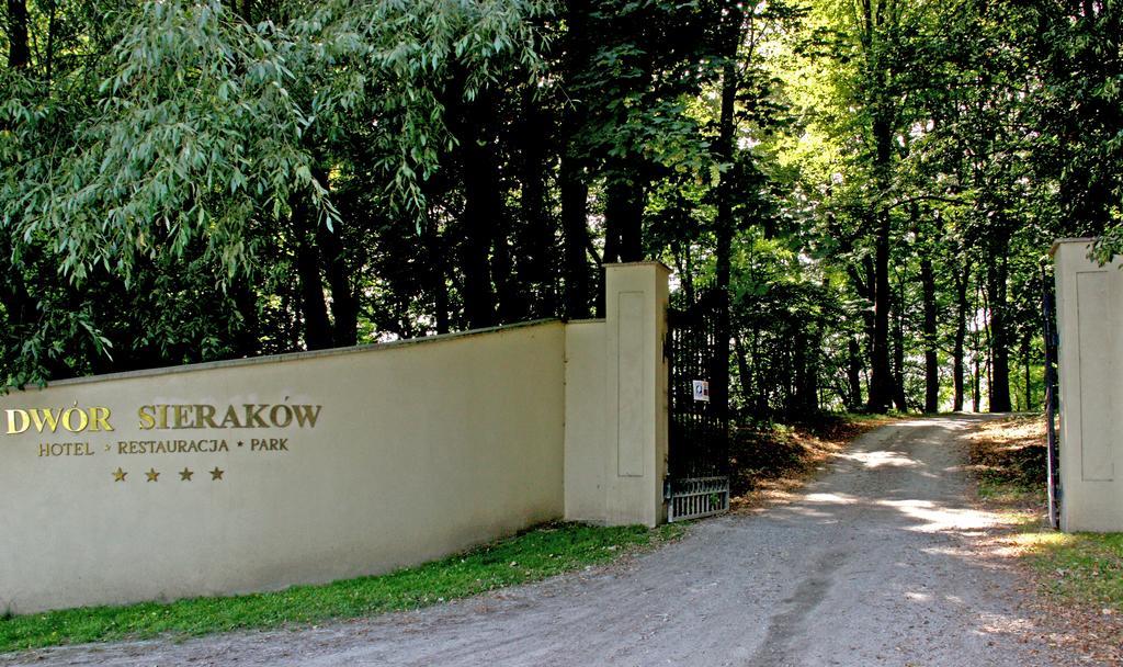 Dwor Sierakow Hotel Buitenkant foto