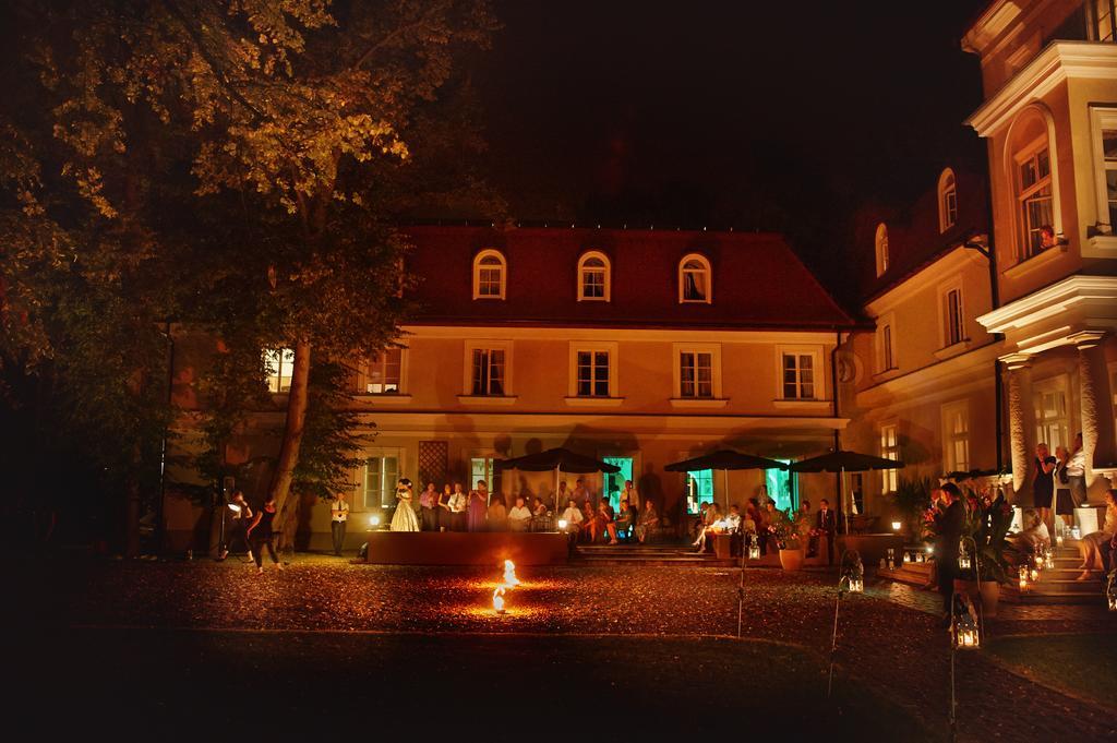 Dwor Sierakow Hotel Buitenkant foto