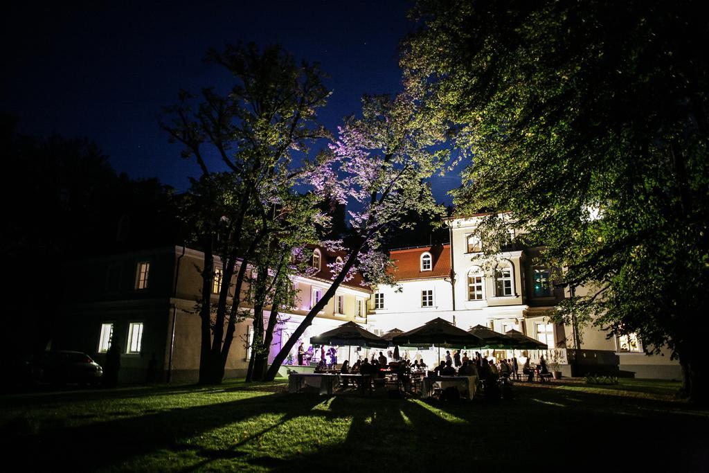 Dwor Sierakow Hotel Buitenkant foto