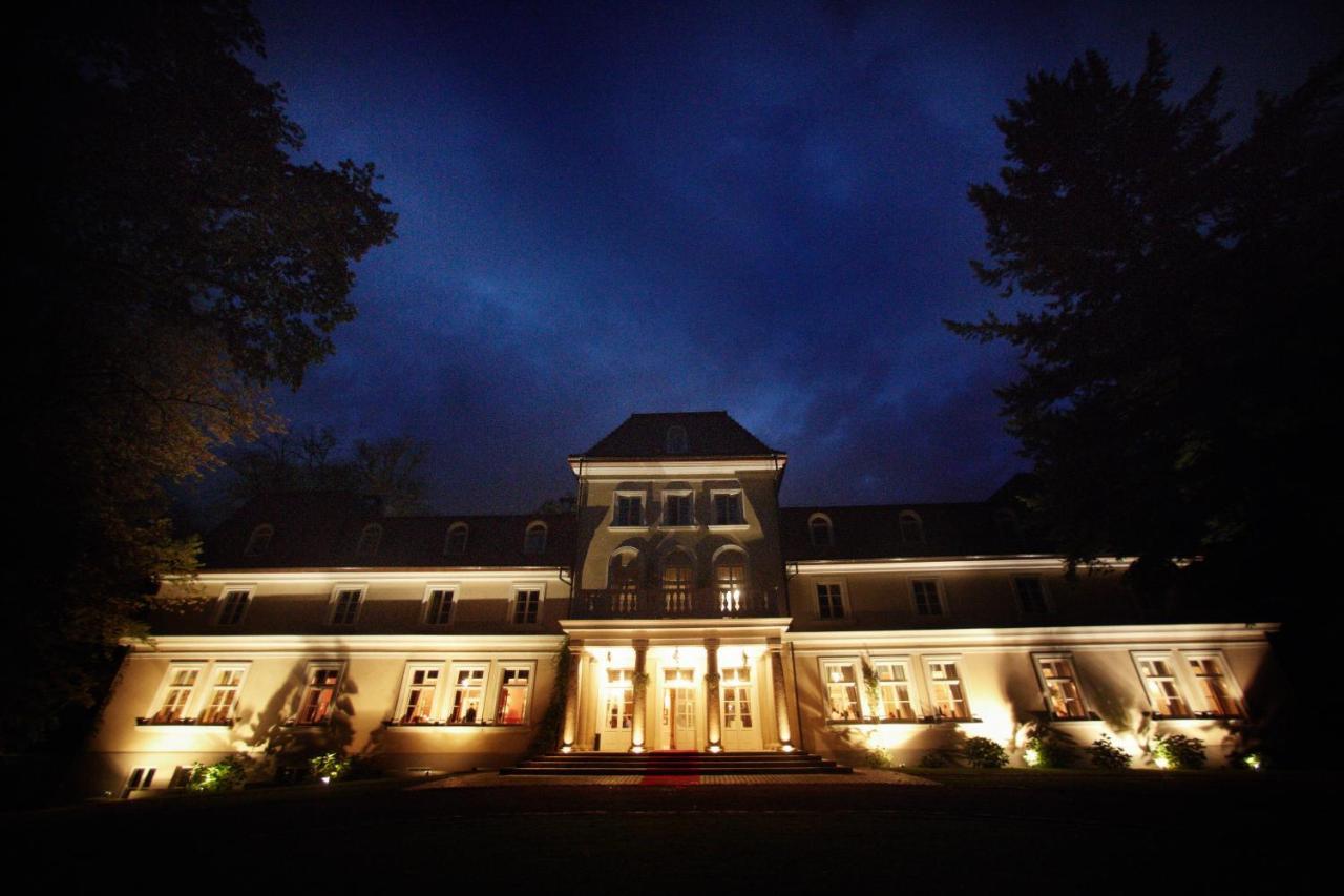 Dwor Sierakow Hotel Buitenkant foto